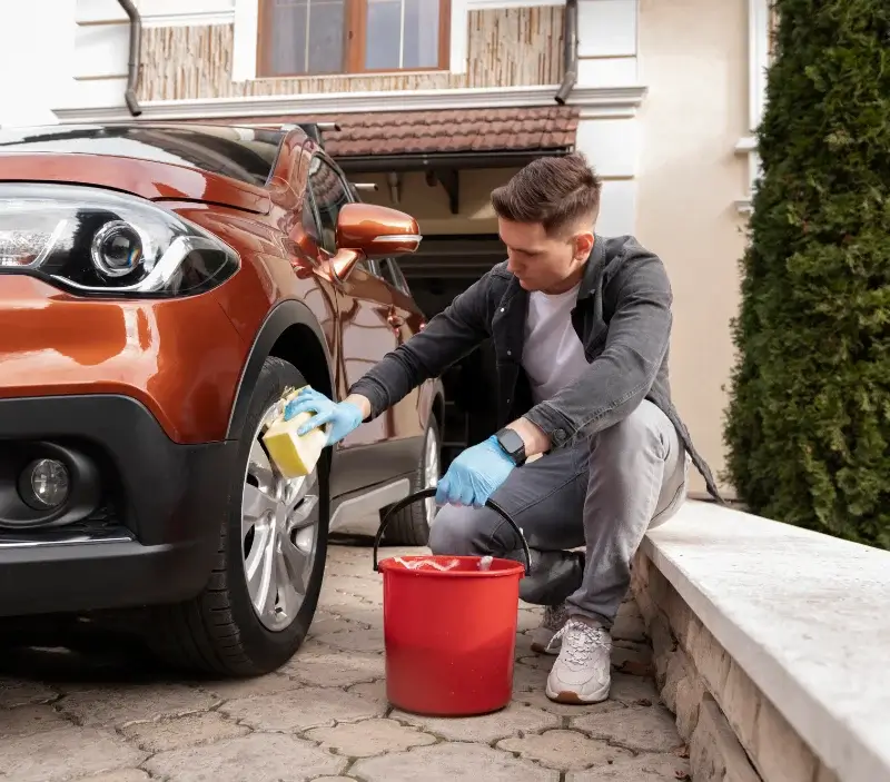 Lavage auto à domicile Chevagny-les-Chevrières : professionnel intervenant sur un véhicule